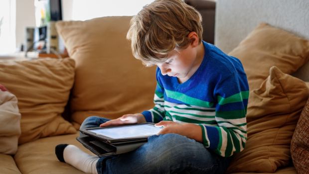 criança segurando um tablet