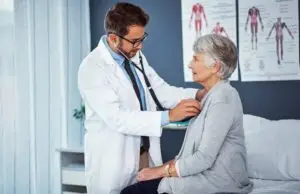 médico examinando paciente